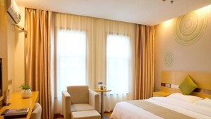 A hotel room with a bed, a desk, a chair, and a small table. - Greentree Inn Shaoxing Xinchang Dafou Express Hotel (Shaoxing)