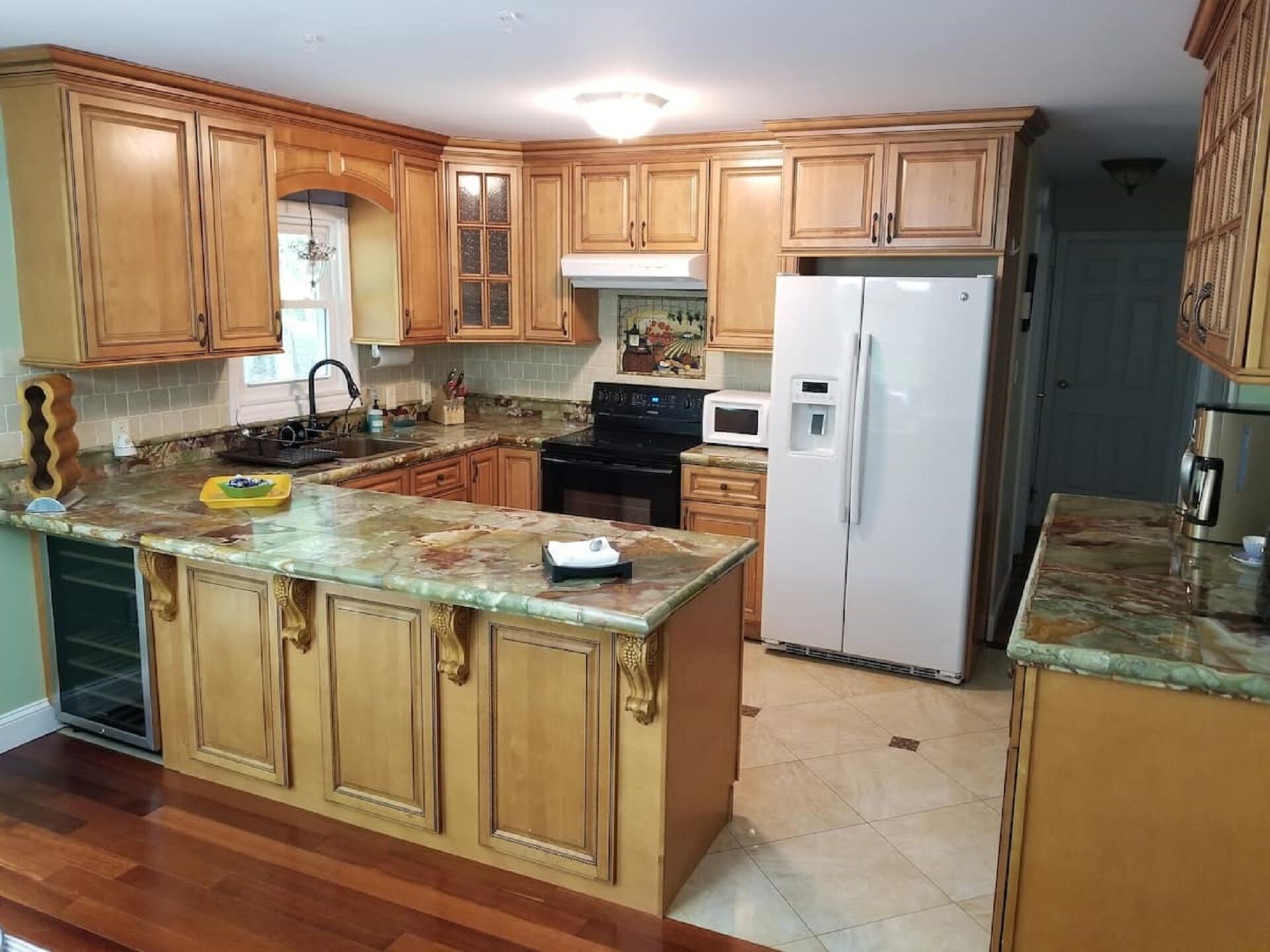 Indoor hot tub, 5 lakes and 2 pools, ski and water resorts, gated community