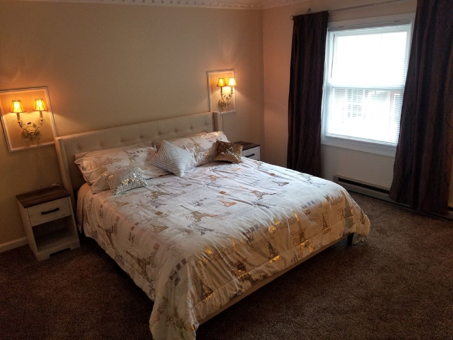 Indoor hot tub, 5 lakes and 2 pools, ski and water resorts, gated community