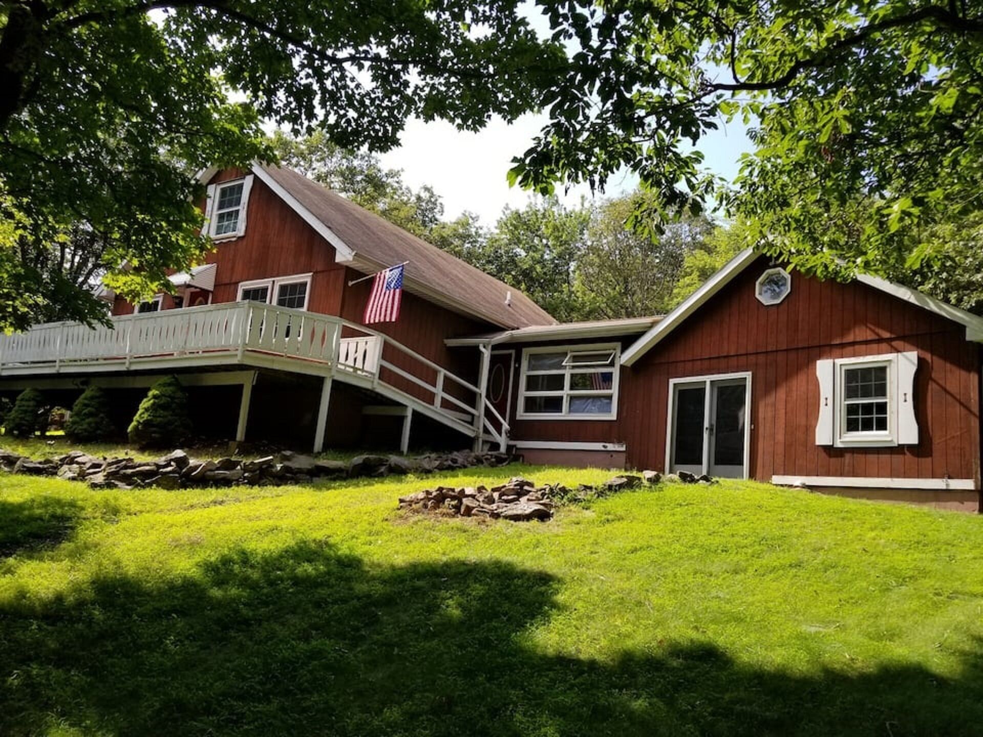 Indoor hot tub, 5 lakes and 2 pools, ski and water resorts, gated community