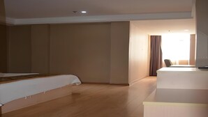 A hotel room with a bed, a desk, and a chair. - Shell Putian Hanjiang District Hanhua West Road Hotel (Putian)