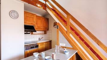 Een koelkast, een magnetron, een vaatwasser, een broodrooster