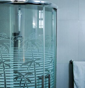 Douche, douche à « effet pluie », articles de toilette gratuits