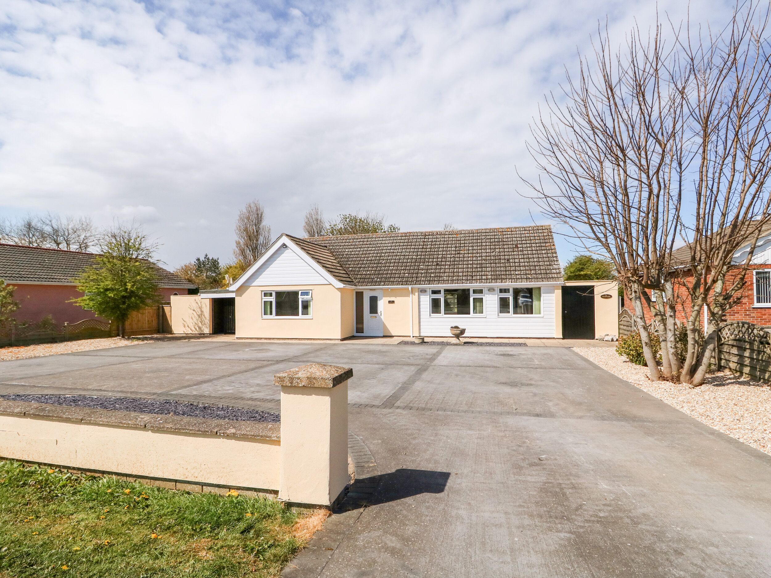 THE HEMPLOE, pet friendly, with a garden in Sutton-On-Sea
