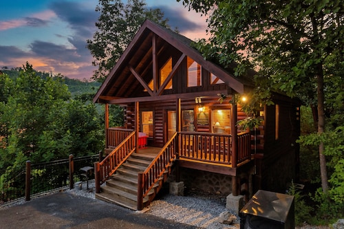 Indoor Heated POOL, A+ Location, 300MB WIFI, Arcade, Sauna, Views, Hot Tub