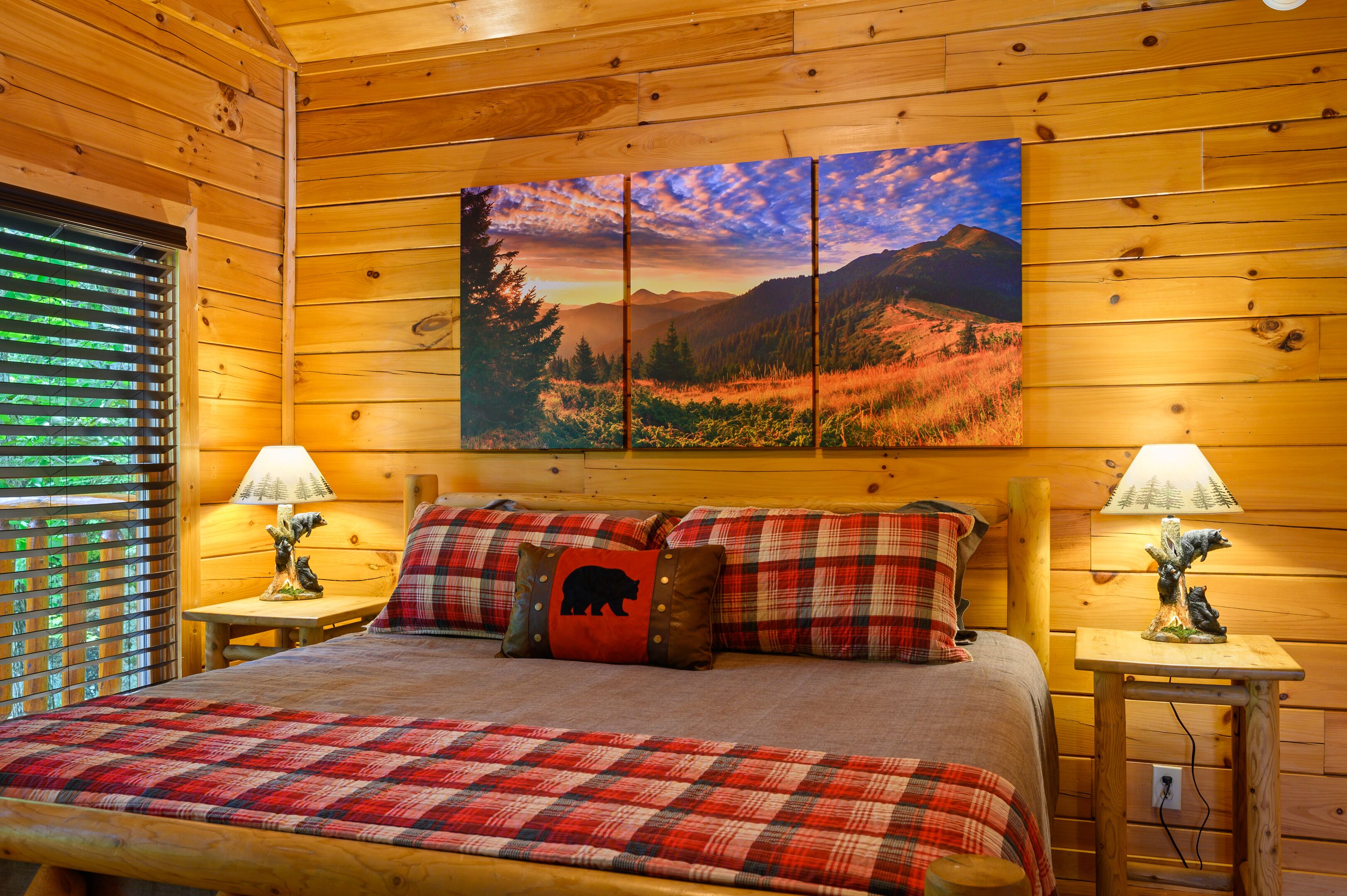 Indoor Heated POOL 🌴 3 Miles to Pigeon Forge, Fast WIFI, Amazing Views, Hot Tub