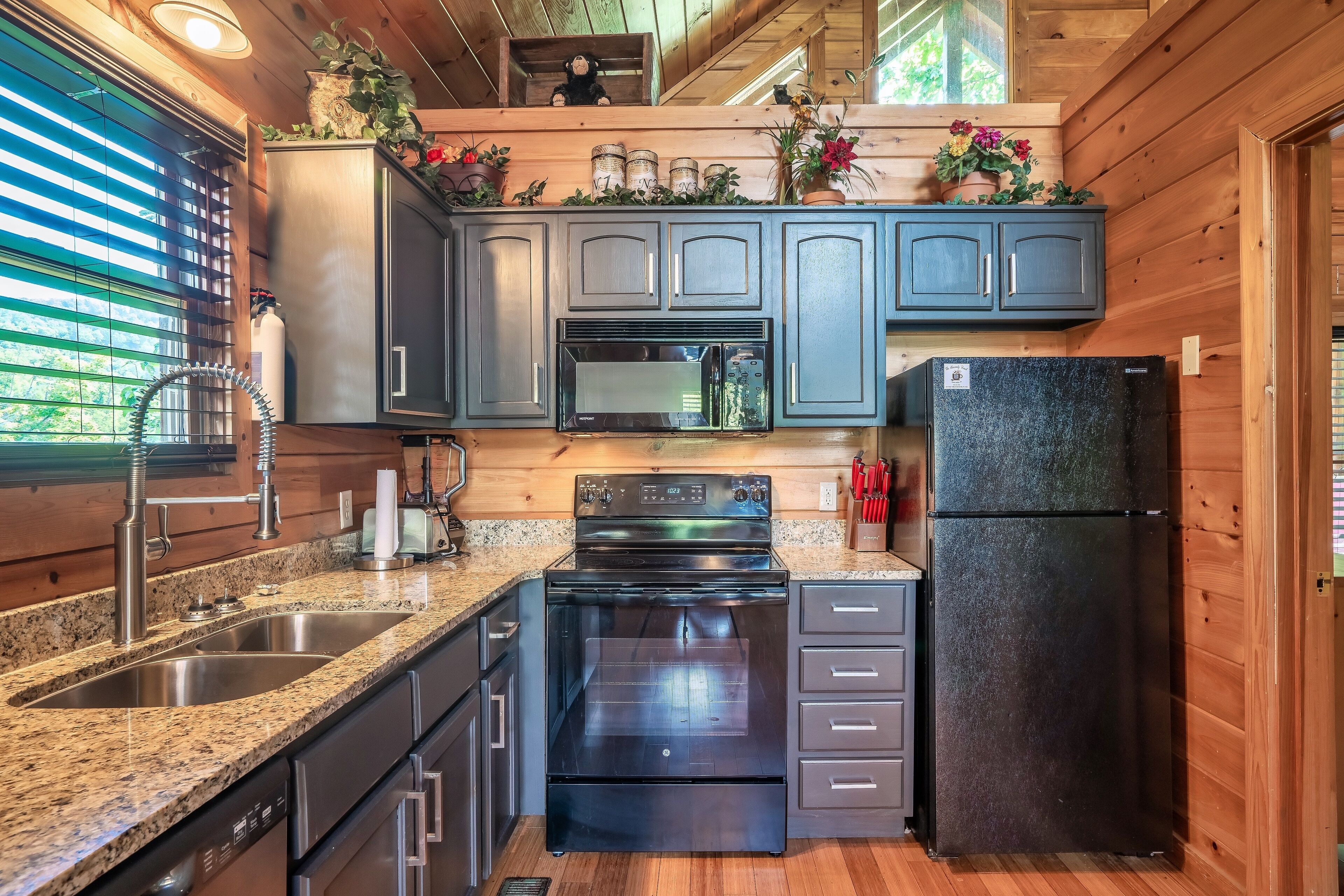 Kylskåp, mikrovågsugn, ugn och spishäll