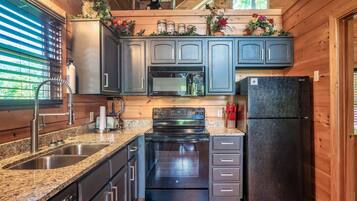 Kylskåp, mikrovågsugn, ugn och spishäll