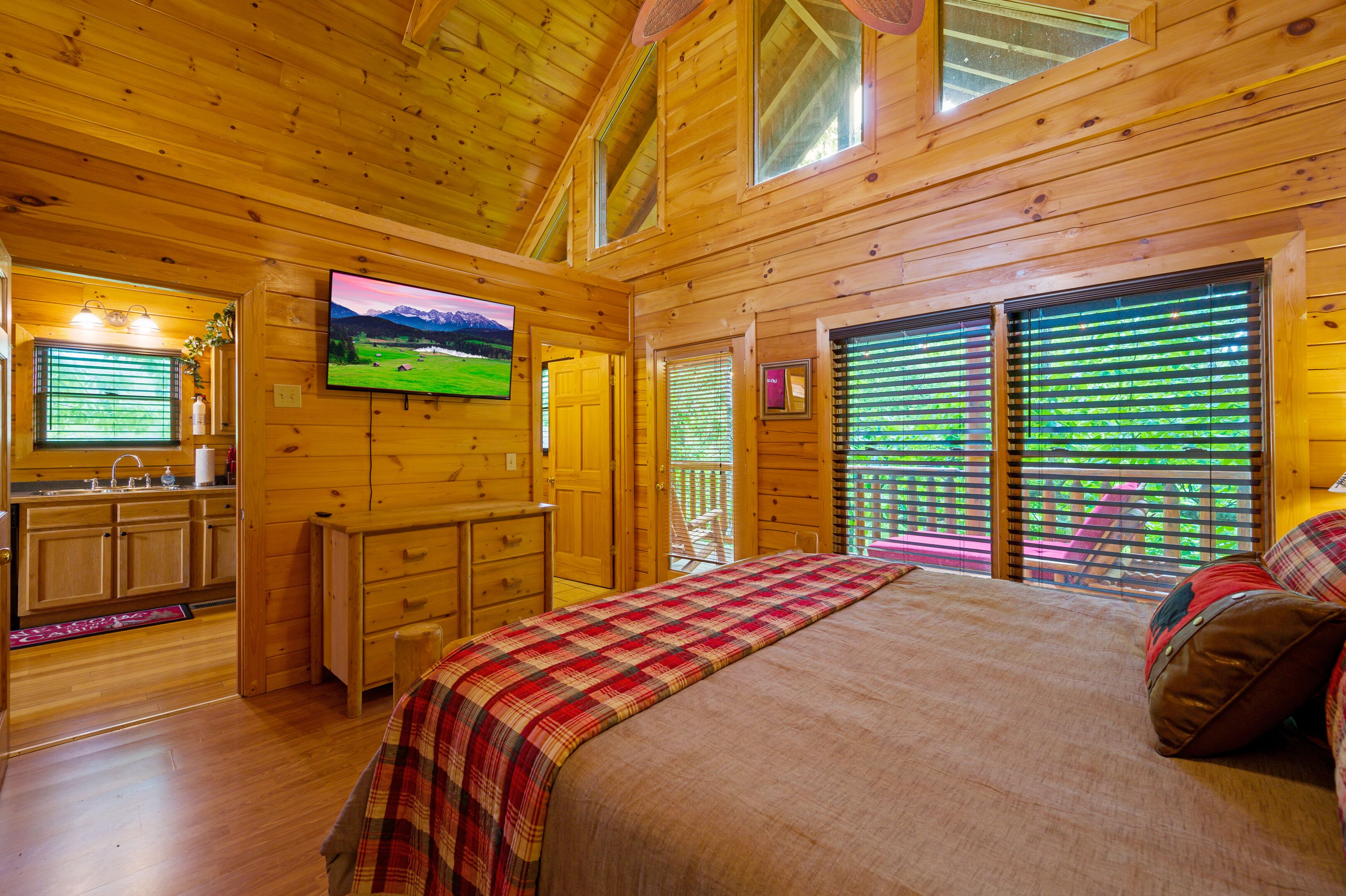 Indoor Heated POOL 🌴 3 Miles to Pigeon Forge, Fast WIFI, Amazing Views, Hot Tub