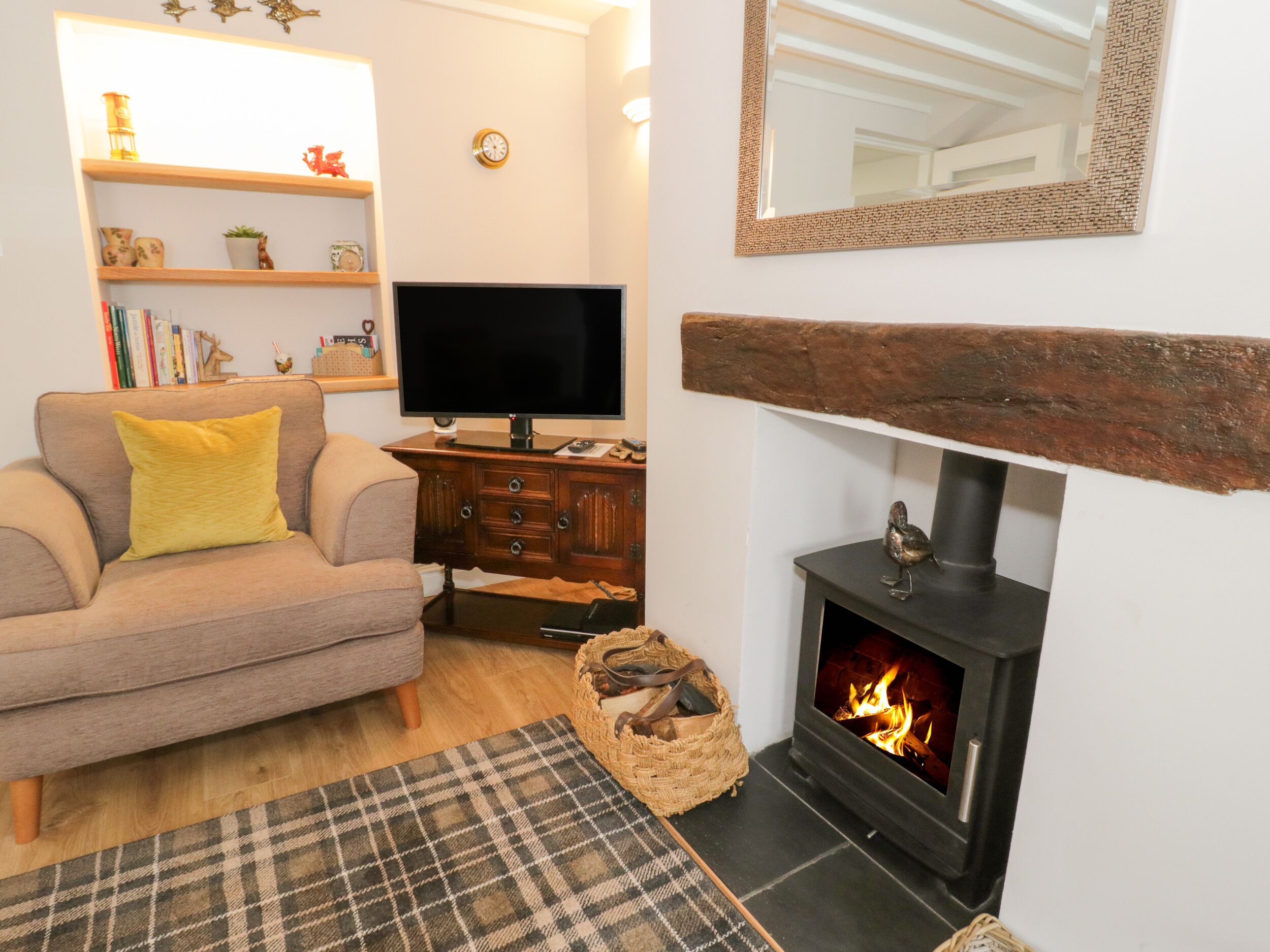 MARLIN COTTAGE, romantic, character holiday cottage in Conwy