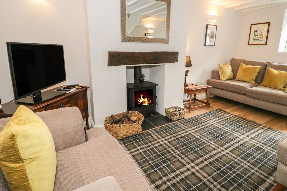 MARLIN COTTAGE, romantic, character holiday cottage in Conwy