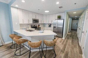 Køleskab, mikrobølgeovn, ovn, kogeplade