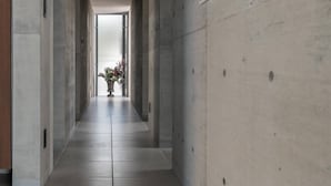 A long, narrow hallway with a tiled floor and concrete walls. - Okinawa Plaisant Villa (Onna)
