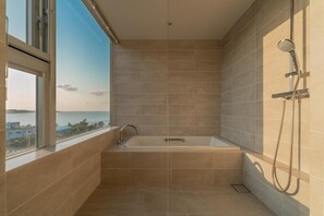 Panoramic Condo, Non Smoking | Bathroom | Jetted tub, rainfall showerhead, free toiletries, hair dryer - Okinawa Plaisant Villa (Onna)