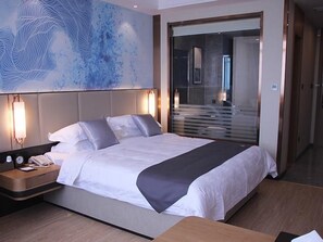 A modern hotel room with a large bed, bedside lamps, a nightstand, and a large window with a view. - Greentree Eastern Liaocheng Linqing City Yandian Hotel (Liaocheng)