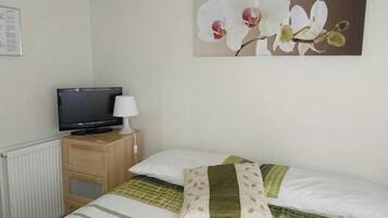 1 habitación, tabla de planchar con plancha, internet y ropa de cama