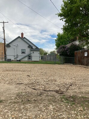 Property grounds - Newly Re-Finished 2 bed, 1 bath close to downtown (Sheridan)