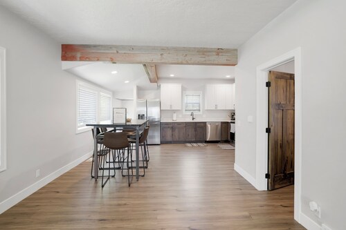 Newly Re-Finished 2 bed, 1 bath close to downtown