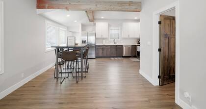 Newly Re-Finished 2 bed, 1 bath close to downtown