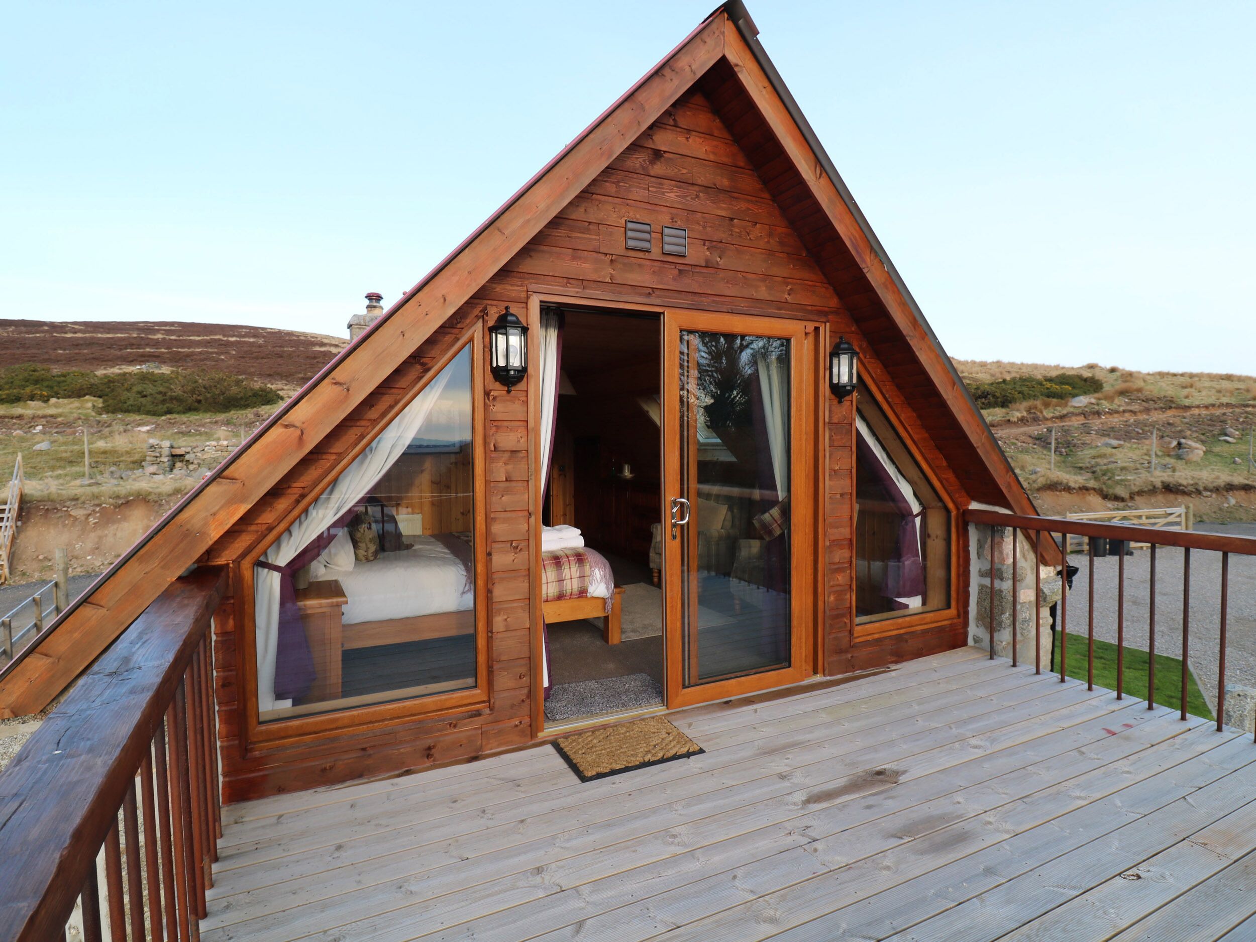 KESTREL COTTAGE, pet friendly, character holiday cottage in Rogart
