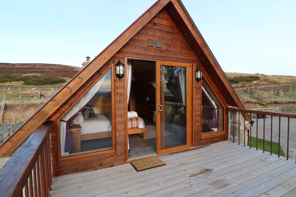 KESTREL COTTAGE, pet friendly, character holiday cottage in Rogart