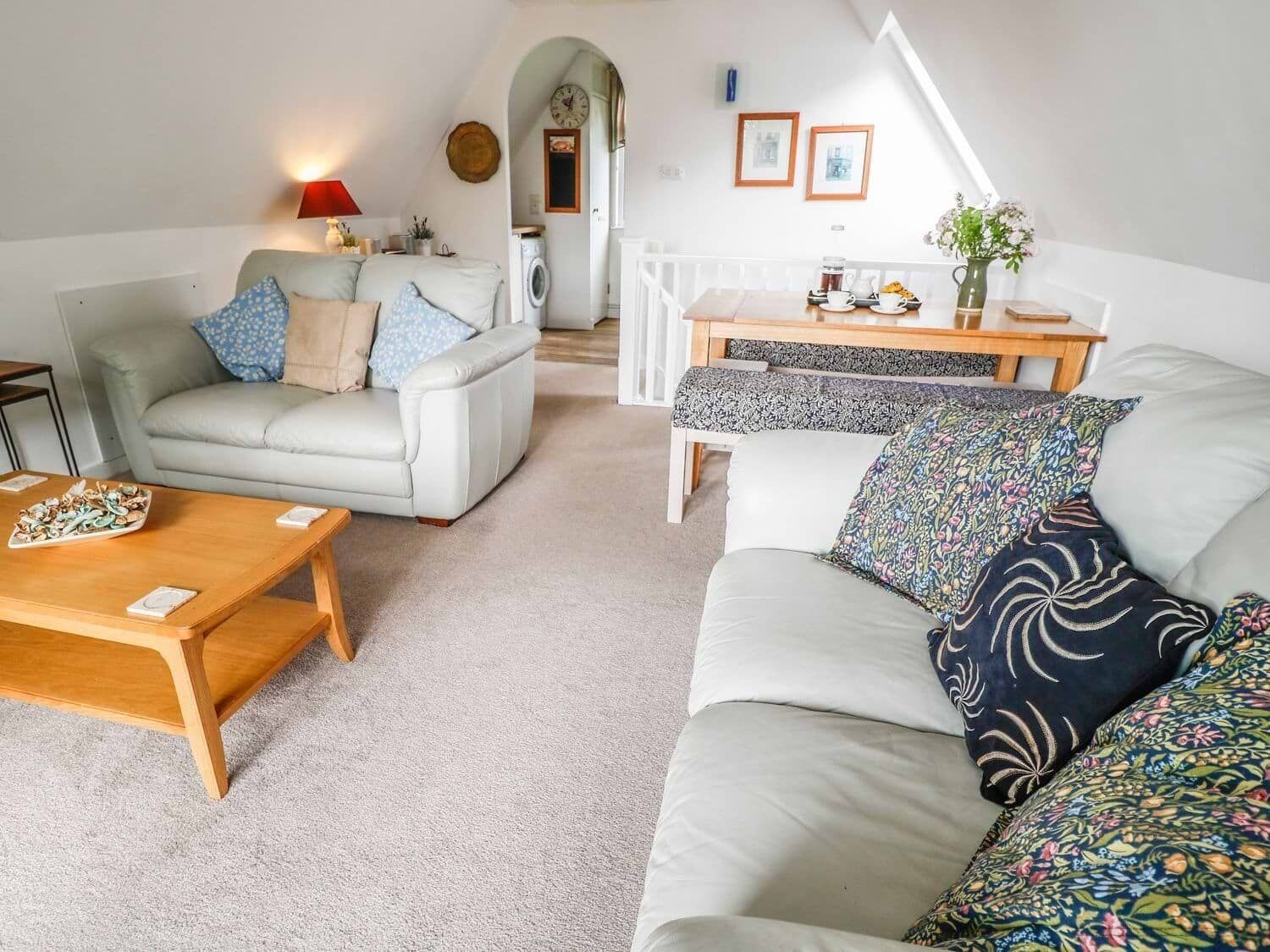 19 HONICOMBE PARK, pet friendly, with pool in Drakewalls