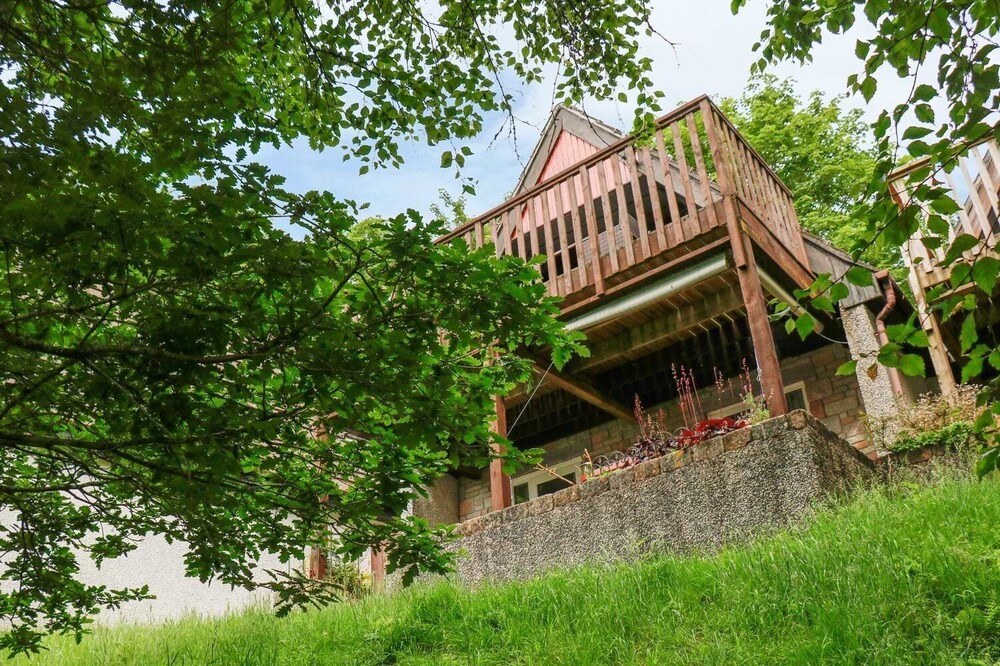 19 HONICOMBE PARK, pet friendly, with pool in Drakewalls