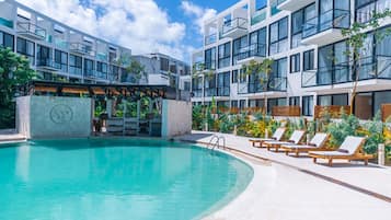 4 outdoor pools, sun loungers