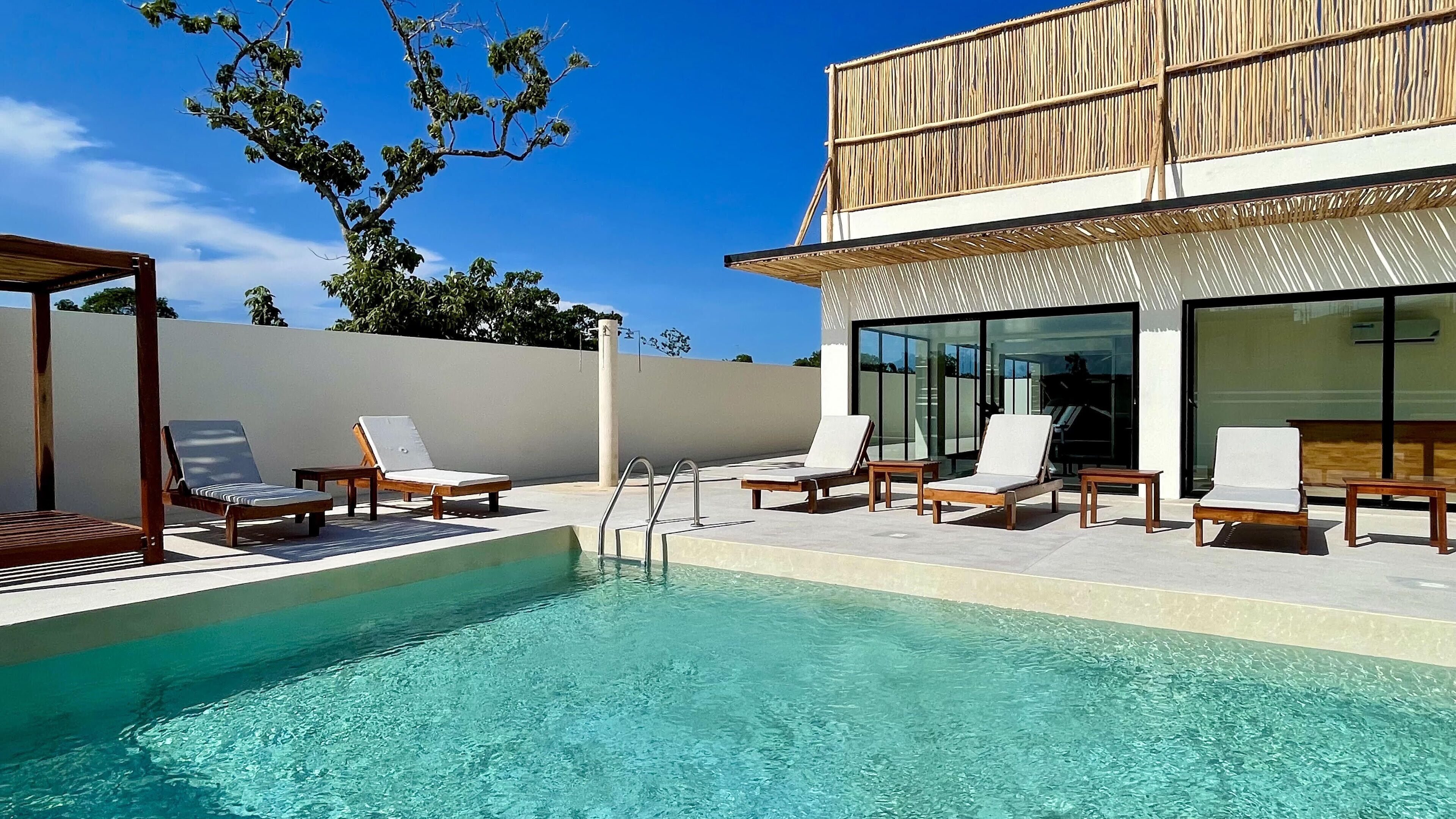 4 outdoor pools, pool loungers