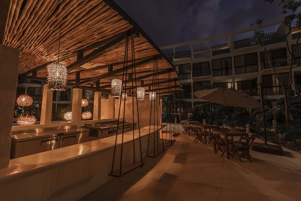 Quầy bar bên hồ bơi