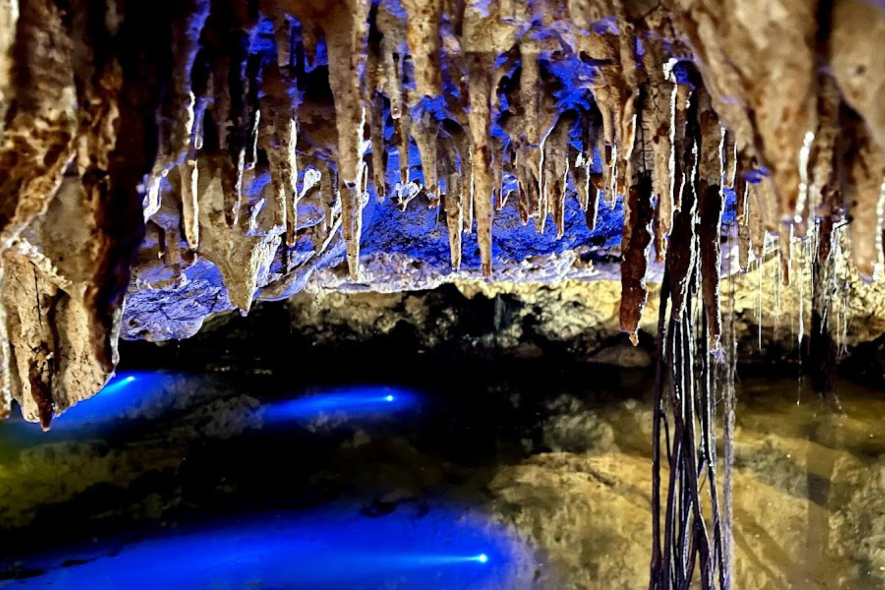 4 outdoor pools, pool loungers