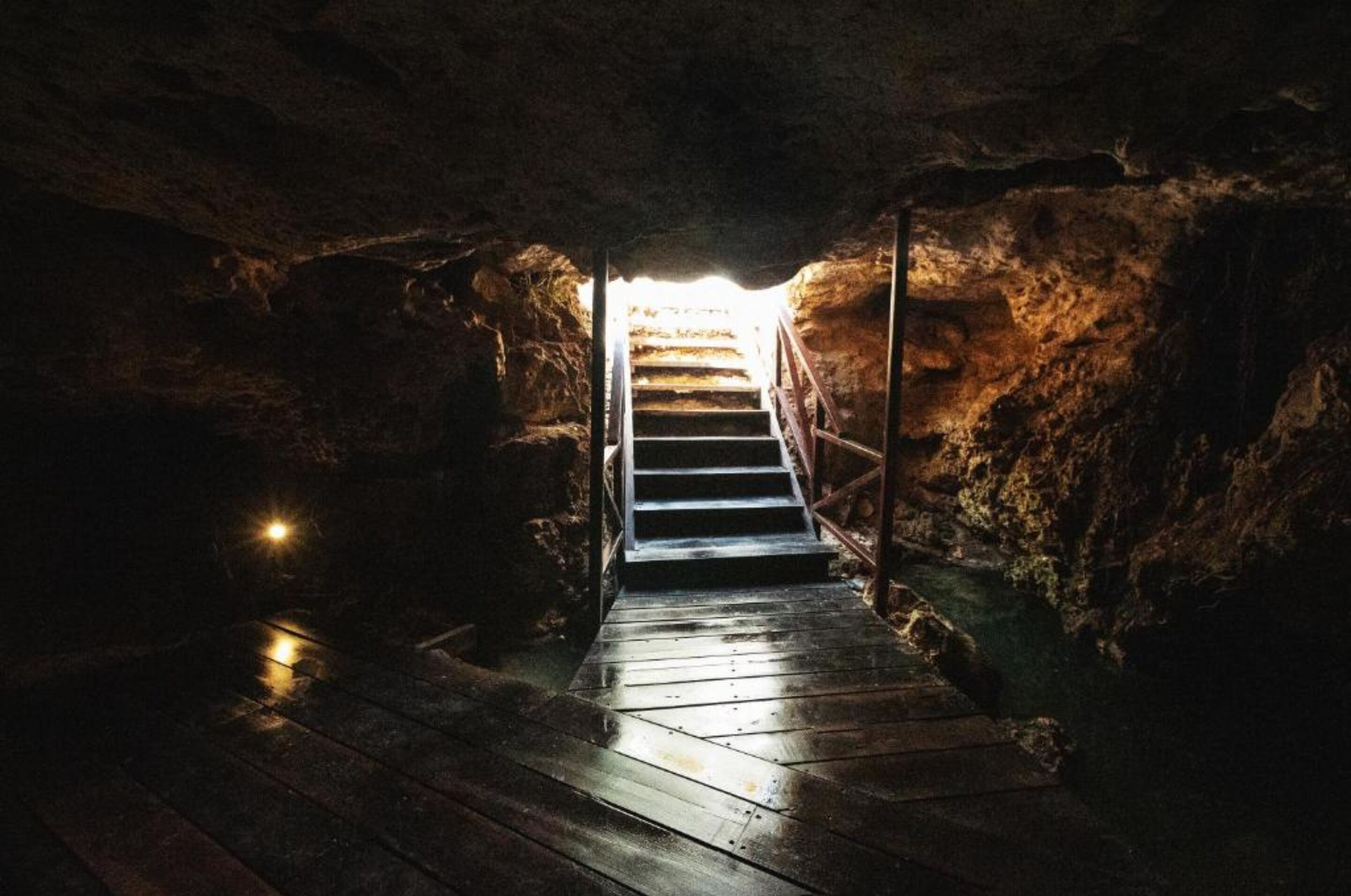 4 outdoor pools, pool loungers