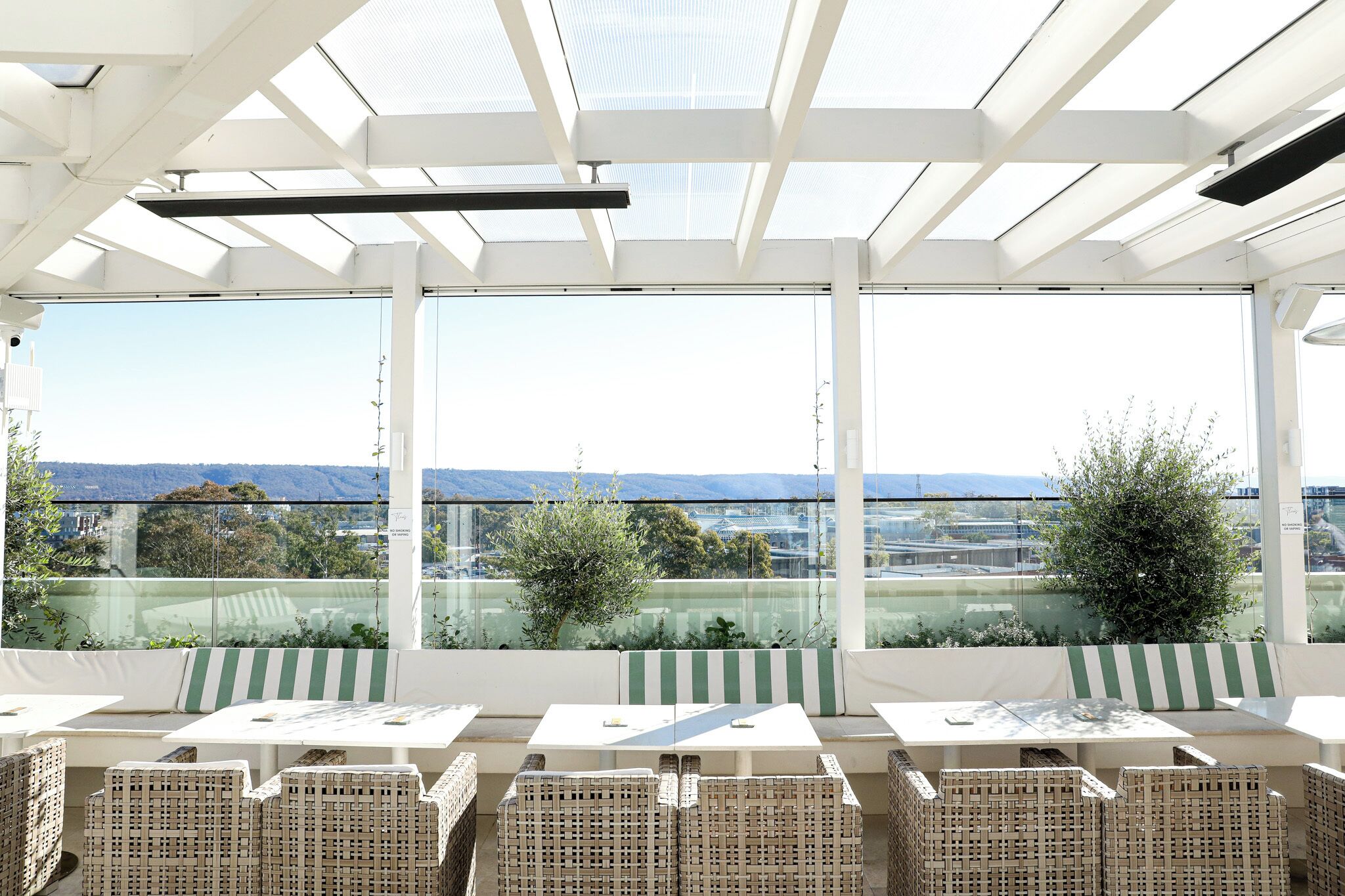 Mittagessen und Abendessen, Blick auf den Pool 