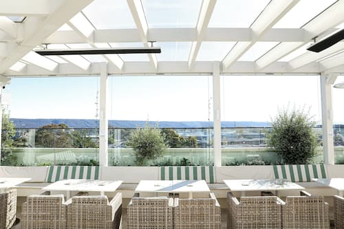 Mittagessen und Abendessen, Blick auf den Pool
