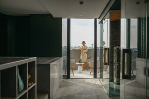 桑拿、热水浴缸、湿蒸房、热石按摩、体膜护理、面部护理