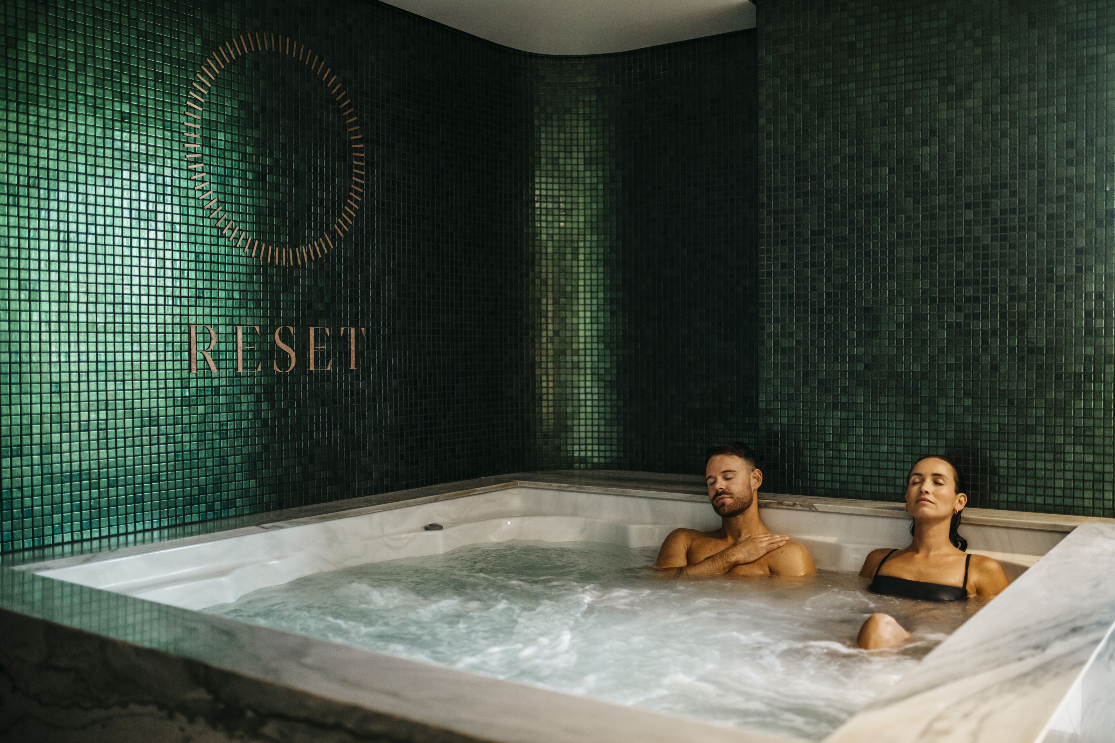 Een sauna, een bubbelbad, een stoombad, hotstone-massages, body wraps