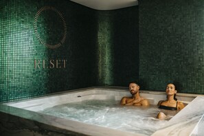 Sauna, tina de hidromasaje y baño de vapor