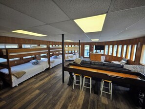 1 bedroom, free WiFi, bed sheets - FLOATING HOUSE on Flathead Lake, kayaks, rooftop decks, watercraft rentals! (Somers)