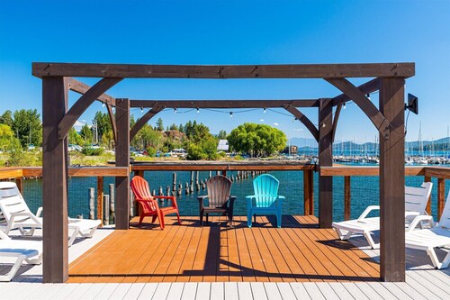FLOATING HOUSE on Flathead Lake, kayaks, rooftop decks, watercraft rentals!