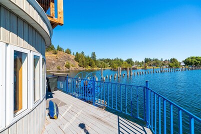 FLOATING HOUSE on Flathead Lake, kayaks, rooftop decks, watercraft rentals!