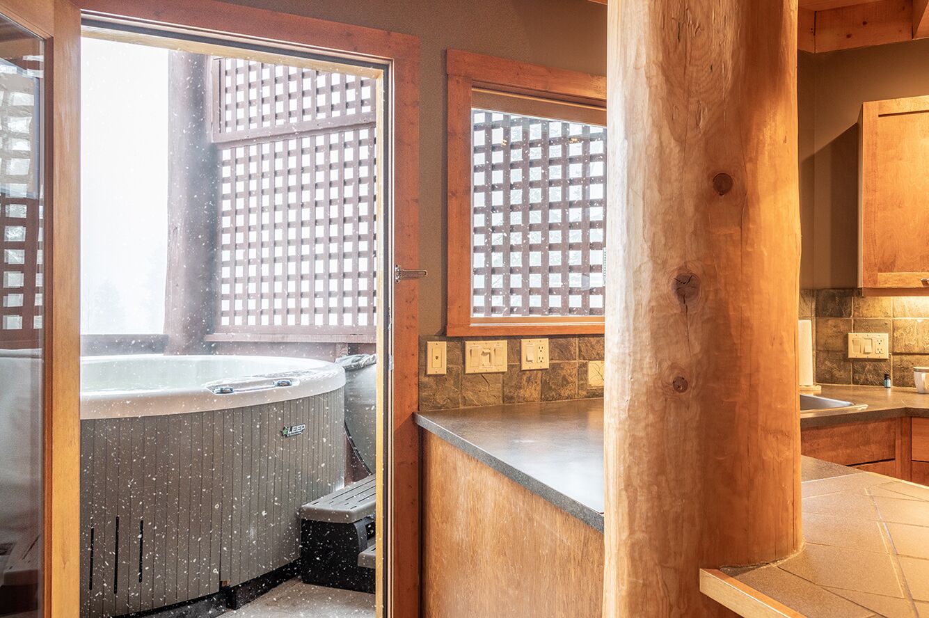 Ski In/Out- Wood Stove - HotTub- 2 MSTR SUITES