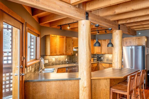 Ski In/Out- Wood Stove - HotTub- 2 MSTR SUITES