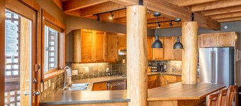 Ski In/Out- Wood Stove - HotTub- 2 MSTR SUITES