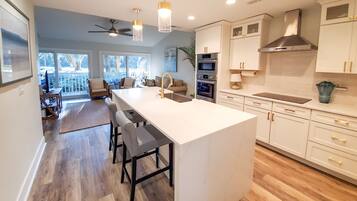 Geladeira, micro-ondas, fogão, cooktop