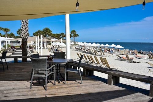 NEW!! Beautiful 1 Bdrm 2 Bath Townhouse on the Golf Course-Amenity Card Included