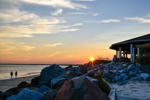 Beach nearby - NEW!! Beautiful 1 Bdrm 2 Bath Townhouse on the Golf Course-Amenity Card Included (Seabrook Island)