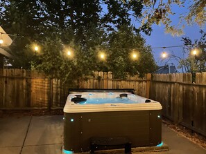 Outdoor spa tub - Eden Retreat - Rest & Relax with a soothing spa! 3King, 1Queen & 1 Airbed (Redding)