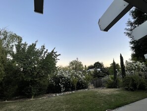 Property grounds - Eden Retreat - Rest & Relax with a soothing spa! 3King, 1Queen & 1 Airbed (Redding)