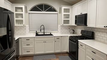 Jääkaappi, mikroaaltouuni, uuni, liesi