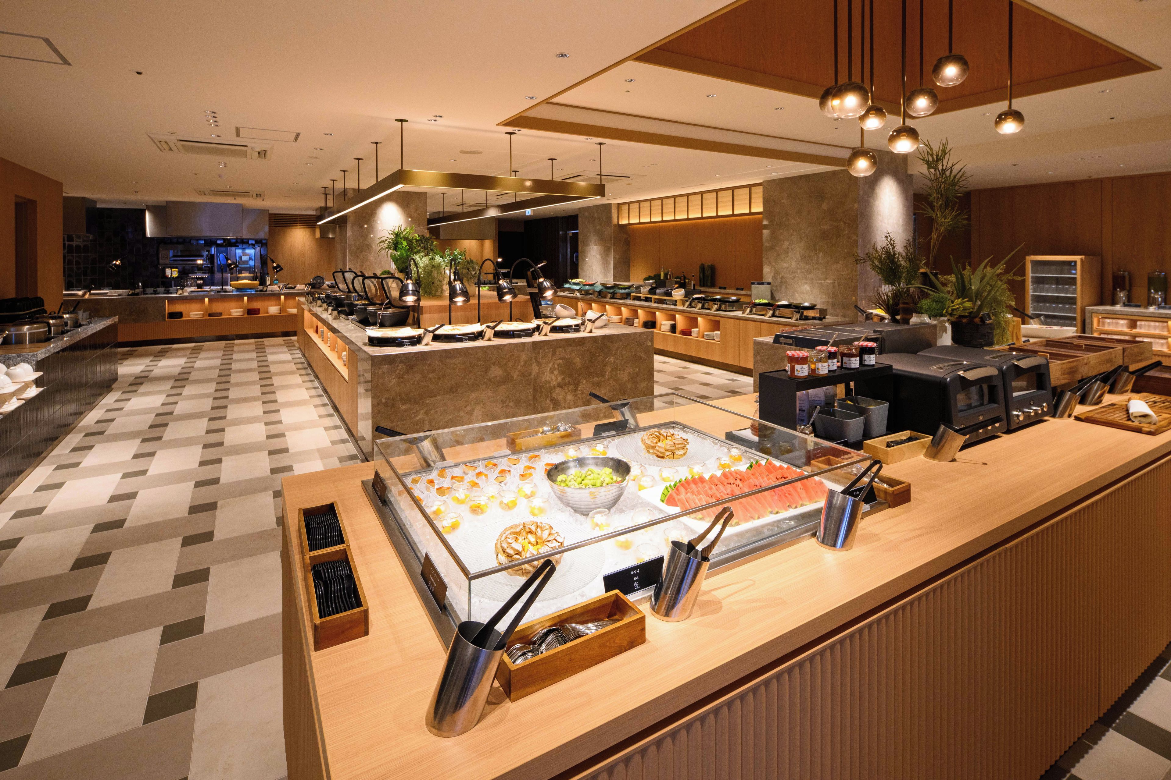 Zona de buffet con diferentes alimentos y utensilios.